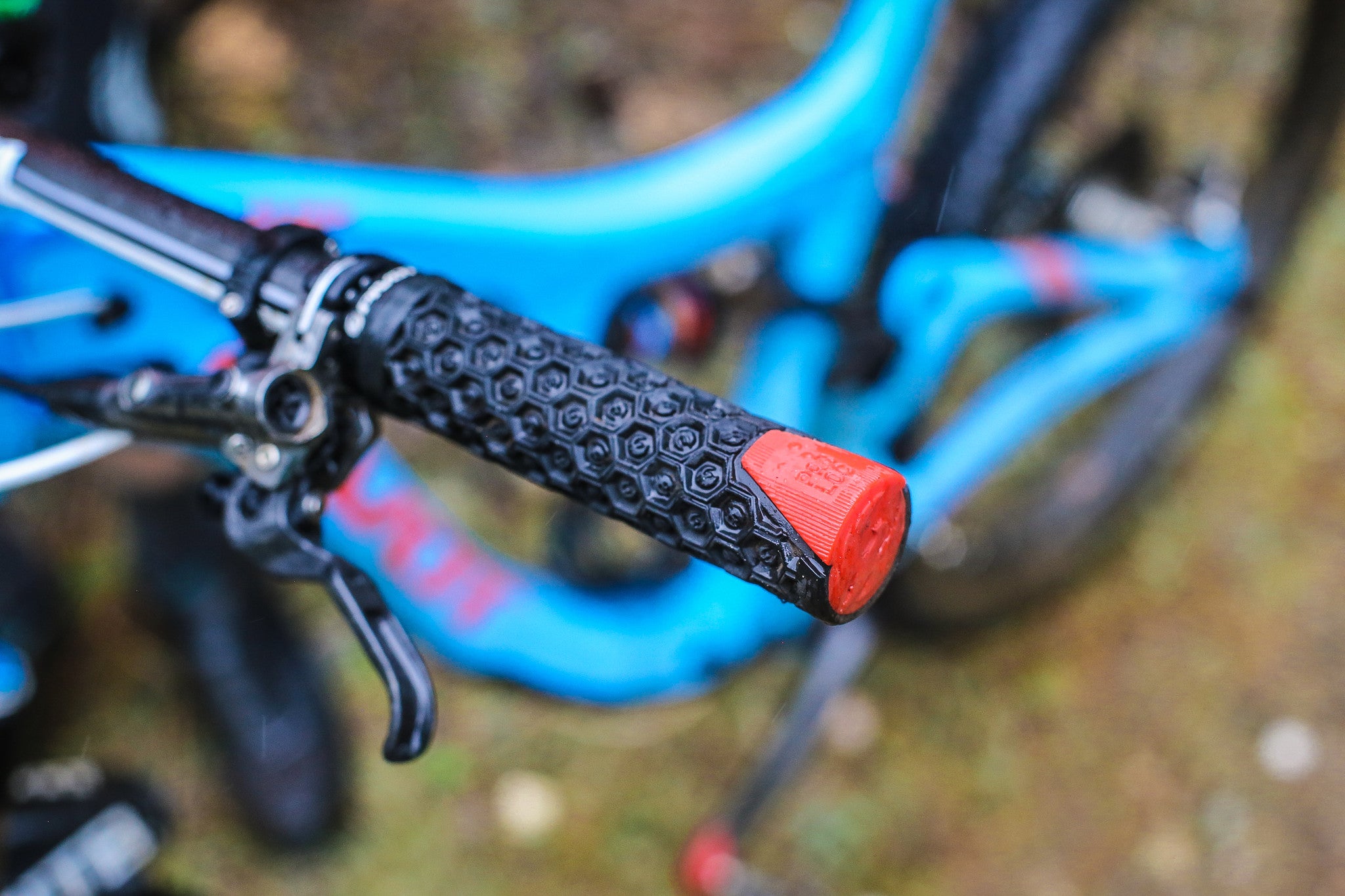 Pivot's New Phoenix Team PadLoc Grips